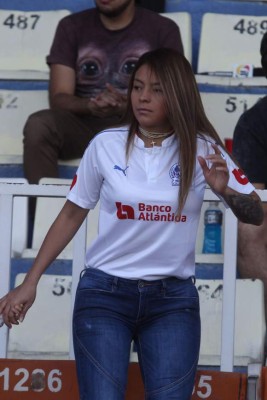 ¿QUIÉN ES? La sexy mujer que puso de cabeza el estadio Nacional... ¡todos la miraban!