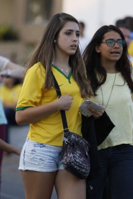 Bellas 'garotas' engalanan el Mineirao para juego Honduras-Corea