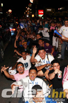 Hondureños celebrando clasificación al Mundial