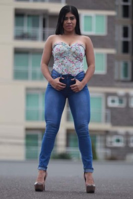 Ella es Alejandra Deras, la bella catracha que haría una locura por Ronaldinho