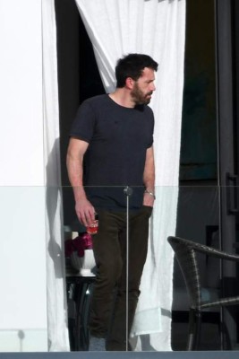 Filtran fotos de Jennifer Lopez y Ben Affleck juntos en Miami; captados en un balcón y en el gym