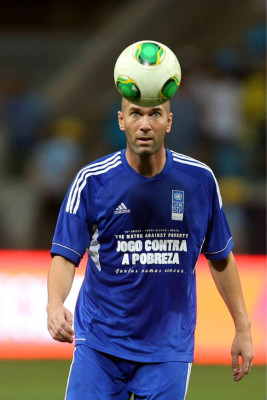 Espectacular gol de Zidane en juego benéfico en Brasil
