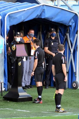 FOTOS: El reclamo de Choco Lozano, el duelo con Iborra y los gestos de dolor en el Cádiz-Villarreal