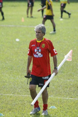 De fracaso en fracaso: 15 técnicos en Real España solo han dejado cuatro títulos en 14 años