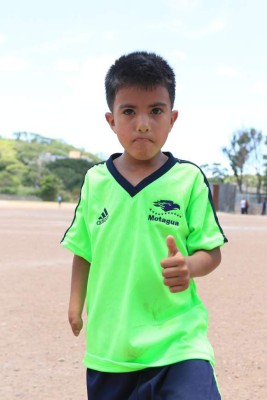 Los niños que son figuras en las polvorientas canchas de Tegucigalpa