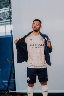 'Parece una pijama': Críticas por la nueva camiseta del Manchester City; ¿Le gustará a Messi?