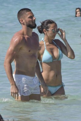 Fotos: Giroud es cazado con su linda novia de vacaciones en España