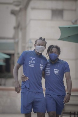 Un baño de refrescante de Darixon Vuelto, piscina y todo lo demás: las fotos más curiosas de la preparación Sub-23 de Honduras