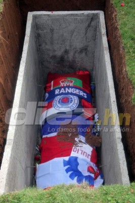 FOTOS: Las desgarradoras imágenes del sepelio de Arnold Peralta