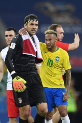 CURIOSO: El show de Neymar, jugador queda 'desnudo' y ¡pelea en las gradas!