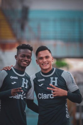Un baño de refrescante de Darixon Vuelto, piscina y todo lo demás: las fotos más curiosas de la preparación Sub-23 de Honduras