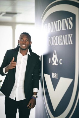 ¡Como artista de cine! La presentación de Alberth Elis y la firma de contrato en su primer día en el Girondins