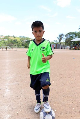 Los niños que son figuras en las polvorientas canchas de Tegucigalpa