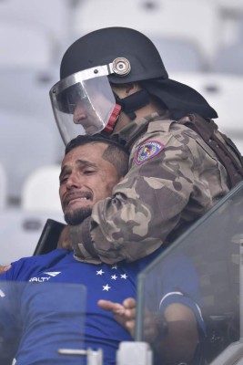 ¡Caos en Brasil! Desciende el Cruzeiro y el estadio se convierte en zona de guerra