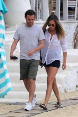 Los cracks del fútbol vacacionan y uno 'engaña' a su mujer en pleno vuelo