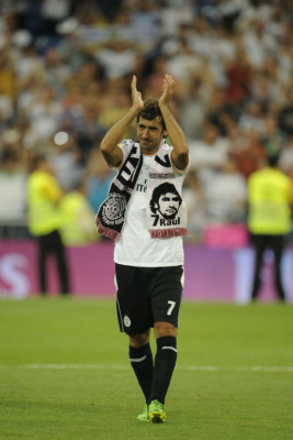 El Bernabéu rinde homenaje a una leyenda; Raúl González