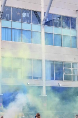 Autos rotos, cervezas al aire y sin temor al COVID-19: Así se festejó el ascenso del Leeds United a la Premier League