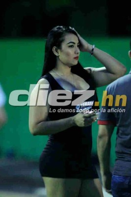 ¡Mamitas! Puerto Cortés se llena de chicas lindas para el Platense-Olimpia