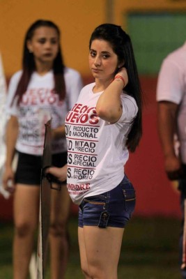 ¡LINDAS! Las preciosas chicas que adornaron el Honduras-Olimpia en la perla