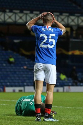 ¡Brutal patada en la Europa League! Delantero del Rangers le partió el rostro al portero del Slavia Praga