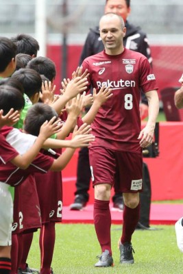 Locura asiática: Así fue la presentación de Iniesta con el Vissel Kobe de Japón