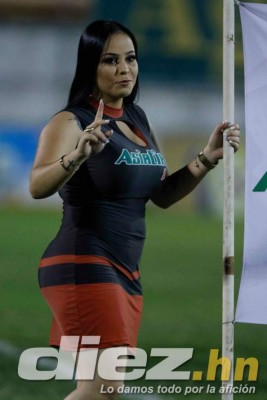 Bonito ambiente y mujeres bellas en Puerto Cortés durante el Platense-Olimpia