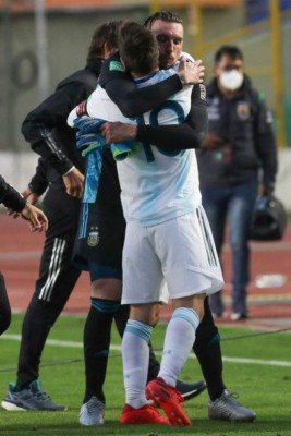 Fotos: La pelea de Messi al final del partido y Scaloni se metió a la cancha a celebrar un gol
