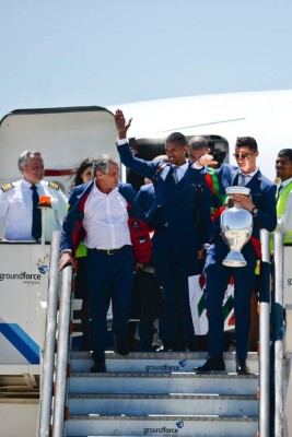 Impresionante recibimiento a Portugal tras arribar a casa con la Eurocopa en mano