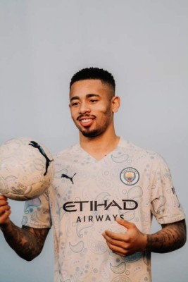 'Parece una pijama': Críticas por la nueva camiseta del Manchester City; ¿Le gustará a Messi?