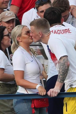 Las espectaculares novias y esposas de los cracks de Inglaterra que se robaron el show en el estadio