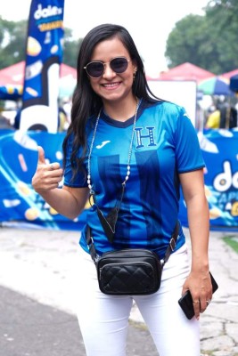 ¡Ambientazo! Hondureños se hacen sentir en el Cuscatlán y hasta Francisco Morazán llegó con su traje de general