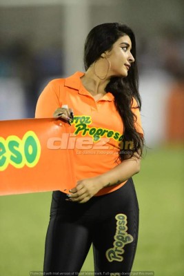 ¡Llenazo, ambiente de final; espectaculares y bellas chicas en El Progreso!