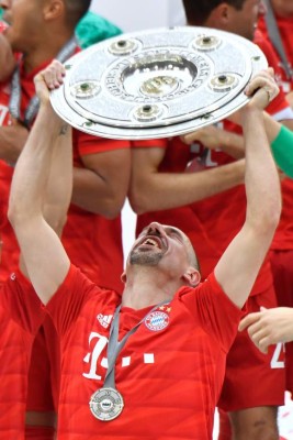 NO SE VIO EN TV: Ribéry celebra a lo CR7, el desliz de Robben y el gran mosaico del Bayern Munich en su despedida