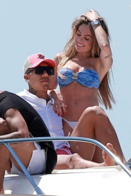 Firmino se relaja en lujoso yate junto a su esposa Larissa previo a la final de Champions