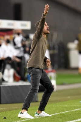 FOTOS: El 'caño' a Sergio Ramos, el enfado de Luis Enrique y los debutantes en el Alemania-España