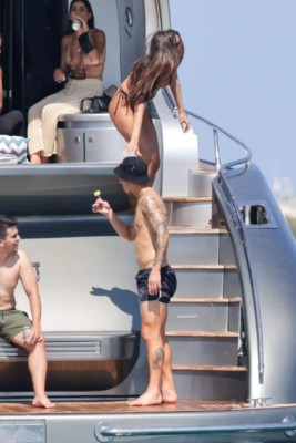 Fiesta, cigarros y mujeres: las polémicas fotos de James Rodríguez mientras Colombia se juega la vida