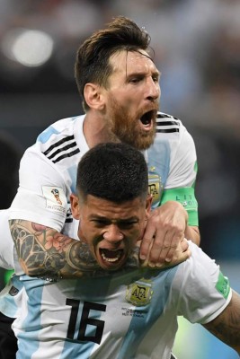 FOTOS: El emotivo festejo de Messi tras clasificar con Argentina a octavos