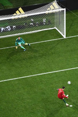 NO VISTE EN TV: La cara de Cristiano Ronaldo antes del tiro libre y lo que hizo De Gea tras el juego