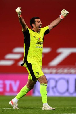 Cristiano, en ropa interior, y Buffon homenajeado: Así fue la celebración de la Juventus tras ganar la Coppa Italia