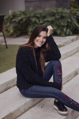 María José González, la periodista tica que enamora con su carisma y sonrisa