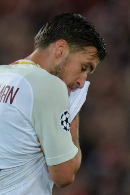 No se vio en TV: La fiesta roja sobre las camionetas de la policía y las caras 'largas' de la Roma