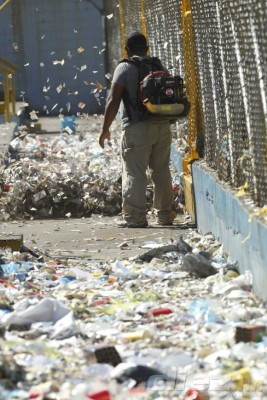 Botellas de vidrio, portones rotos y piedras, así amaneció el estadio Morazán