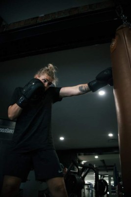 April Hunter, la boxeadora que desafió la ley islámica besándose con su novia en las Maldivas