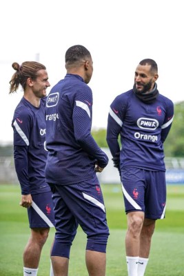 Mbappé se parte de la risa y las imágenes del brutal tridente que ponen a temblar a la Euro