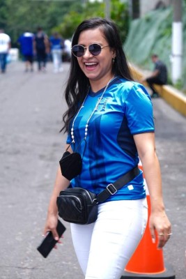 ¡Ambientazo! Hondureños se hacen sentir en el Cuscatlán y hasta Francisco Morazán llegó con su traje de general