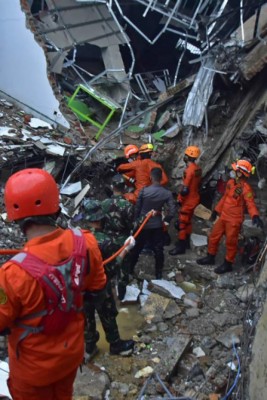 Devastadoras imágenes: Indonesia sufre un duro terremoto que dejó más de 30 personas muertas
