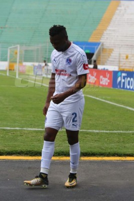 NO VISTE EN TV: El aficionado de lujo en el Nacional y Donis Escober estalló en ira