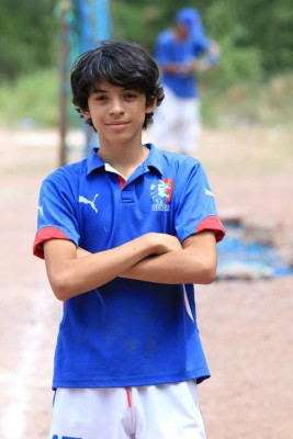 Los niños que son figuras en las polvorientas canchas de Tegucigalpa