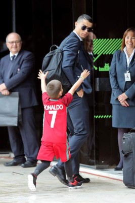 Cristiano y el niño: Así fue la espectacular llegada de Portugal a Rusia para disputar el Mundial