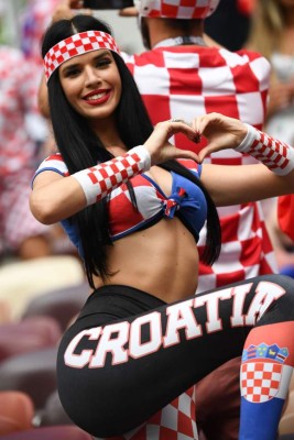 ¡LINDURAS! Las bellas chicas de Francia y Croacia en la final del Mundial de Rusia 2018